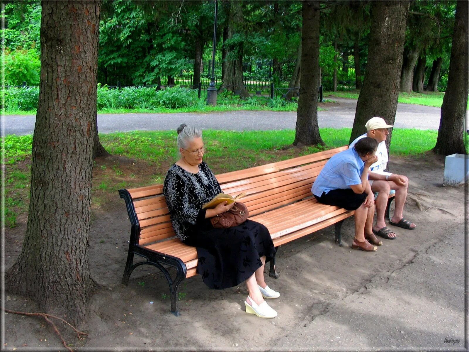 Санаторий пенсионер киров. Пенсионеры в санатории. Бабушка в санатории. Пенсионеры отдыхают в санатории. Парк для пенсионеров.