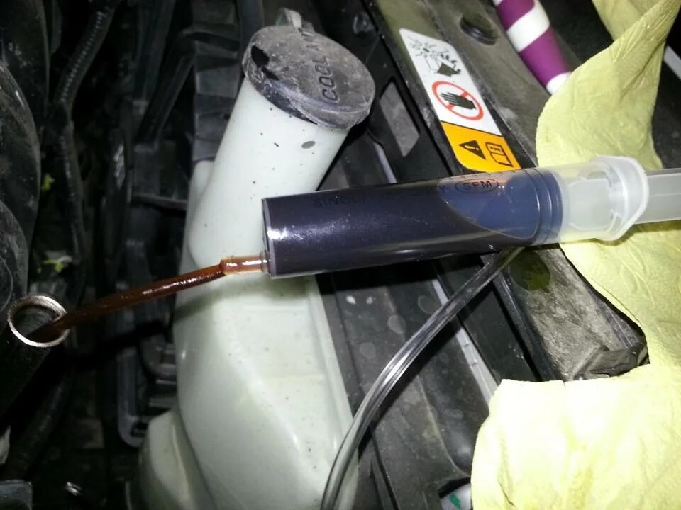 Маслоотсос через щуп. Замена масла в двигателе через щуп своими руками. Трубка для маслоотсоса через щуп. Трубка для откачивания масла через щуп. Как откачать масло из двигателя через щуп.