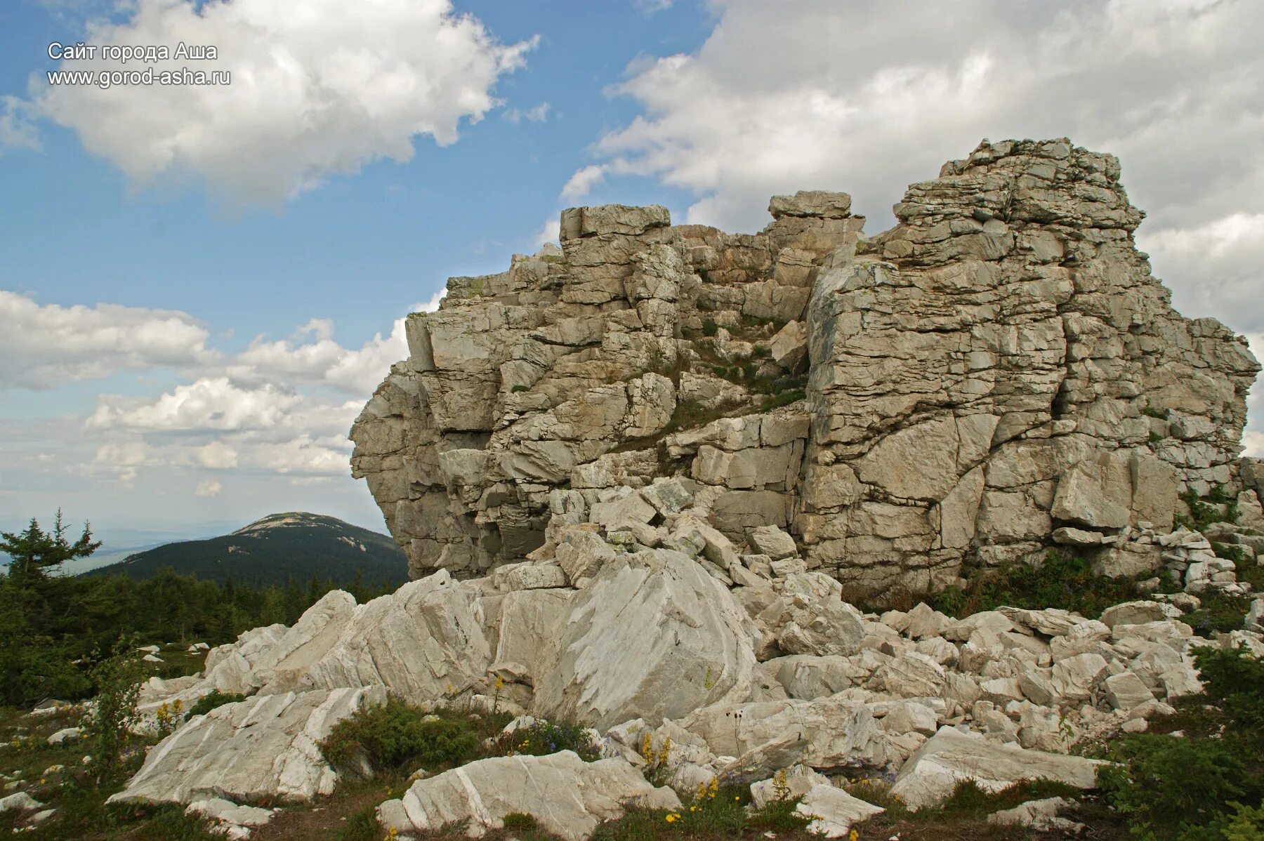 горы южного урала таганай. породы южного урала. гора инзерские зубчатки башкирия. медистый магнетит. слоистые горы на урале.