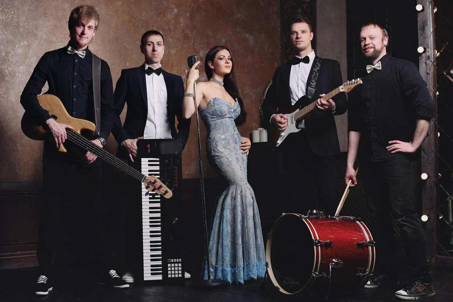 Кавер группа рок. Стиль коллектив. Группа квин 1975 год. Одежда для музыкальной группы. Группа а-студио состав.