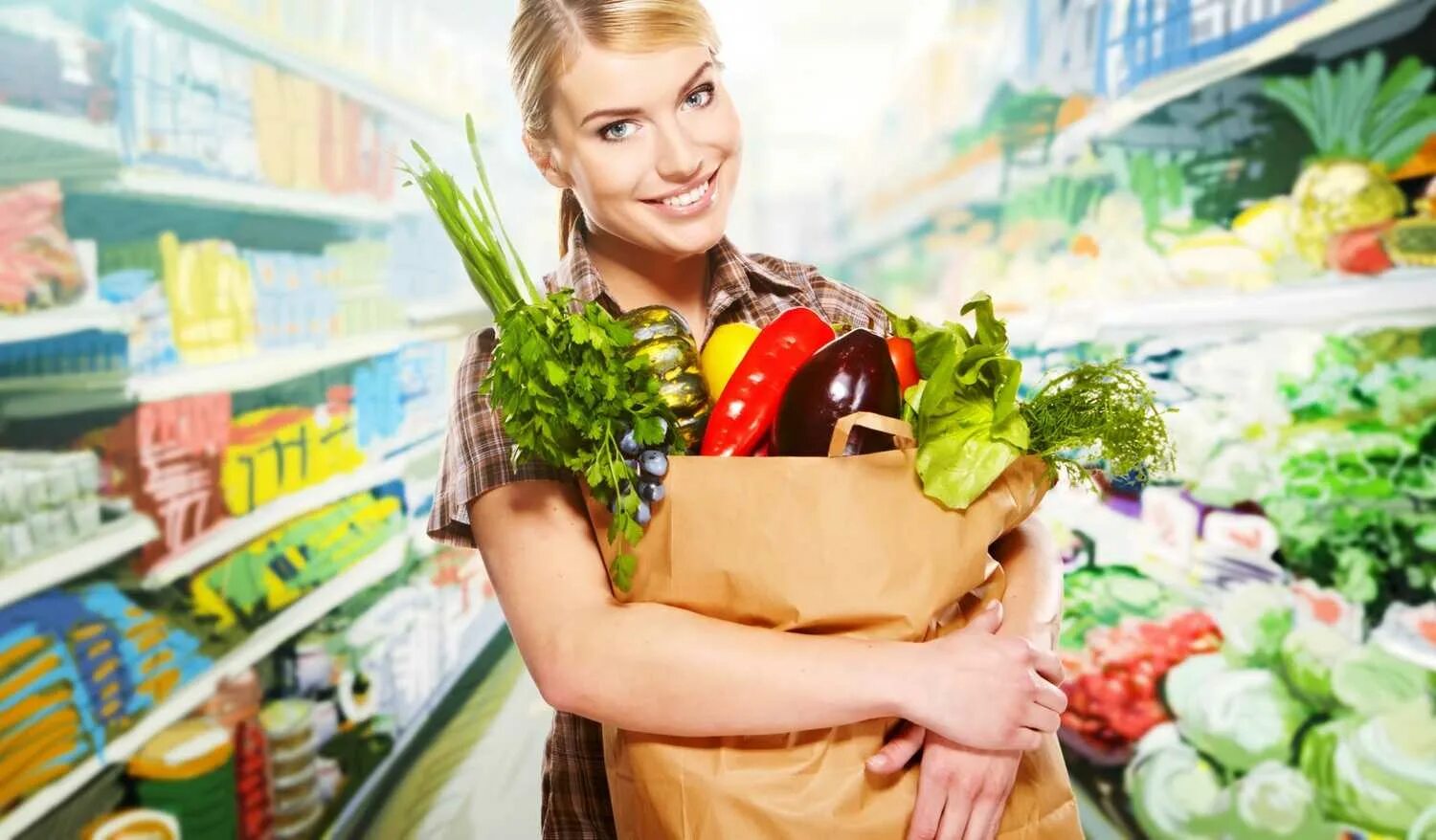 Продавец какой продукт. Девушка с продуктами. продукты в корзинка с человека. счастливые люди с продуктами. девушка с корзинкой в супермаркете.