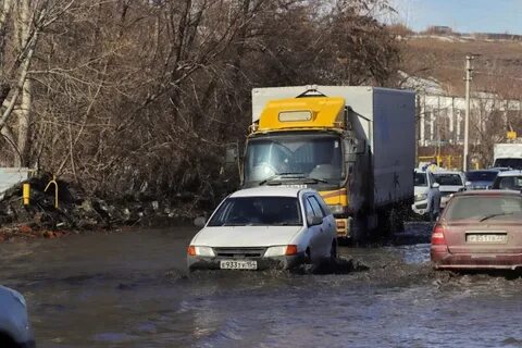 Жители построили дамбу