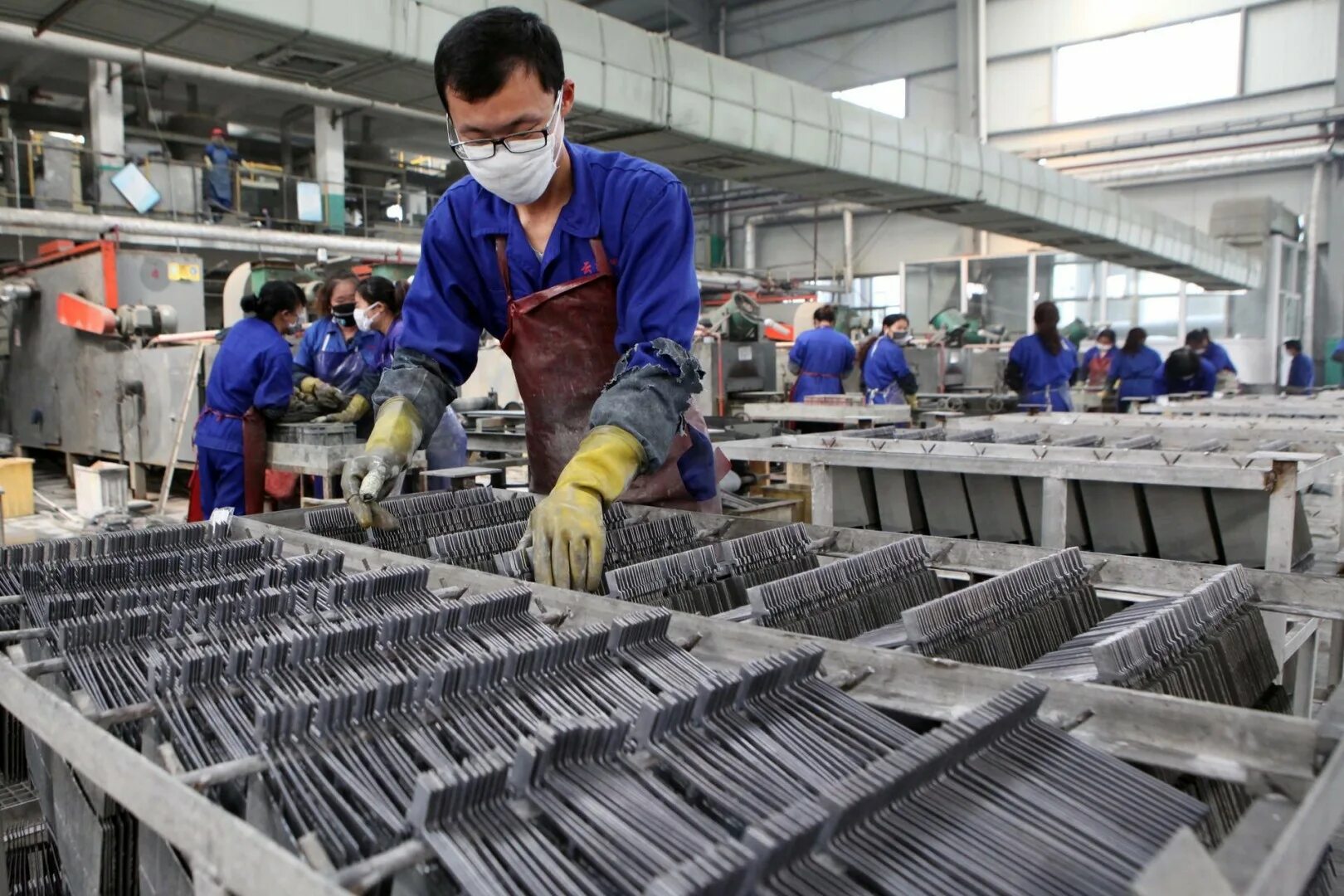 Китайская фабрика. Китайский завод. Завод в Китае. Текстильная промышленность Китая.