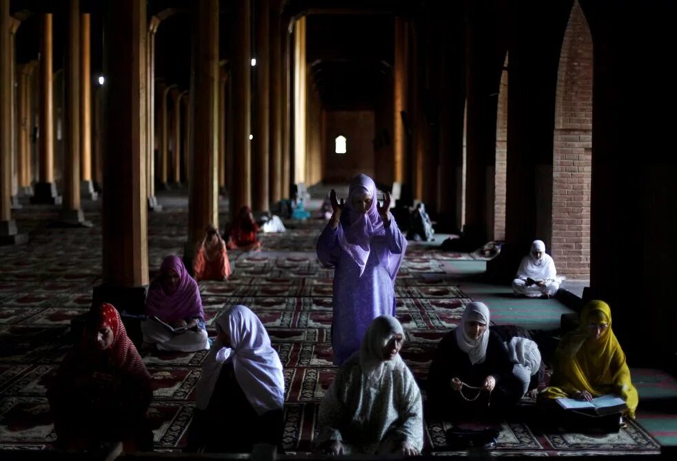 Молитва мусульманских женщин. Женщины в мечети. Мусульманка в мечети. Женщины молятся в мечети. Молитва в мечети.