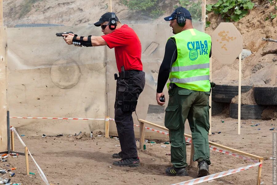 Стрельба зависит от. Ipsc федерация практической стрельбы. ipsc стрельба. практическая стрельба стойка.