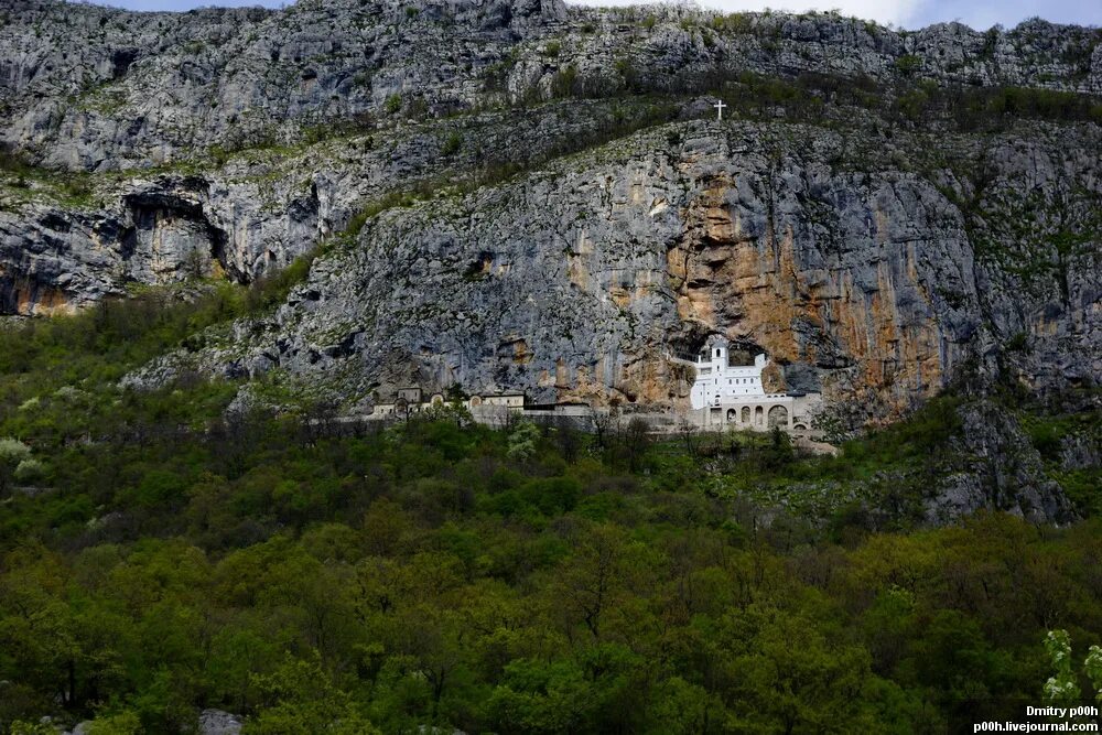 Место монастырь святой. Храм Василия Острожского Черногория. Черногория храм в скале.