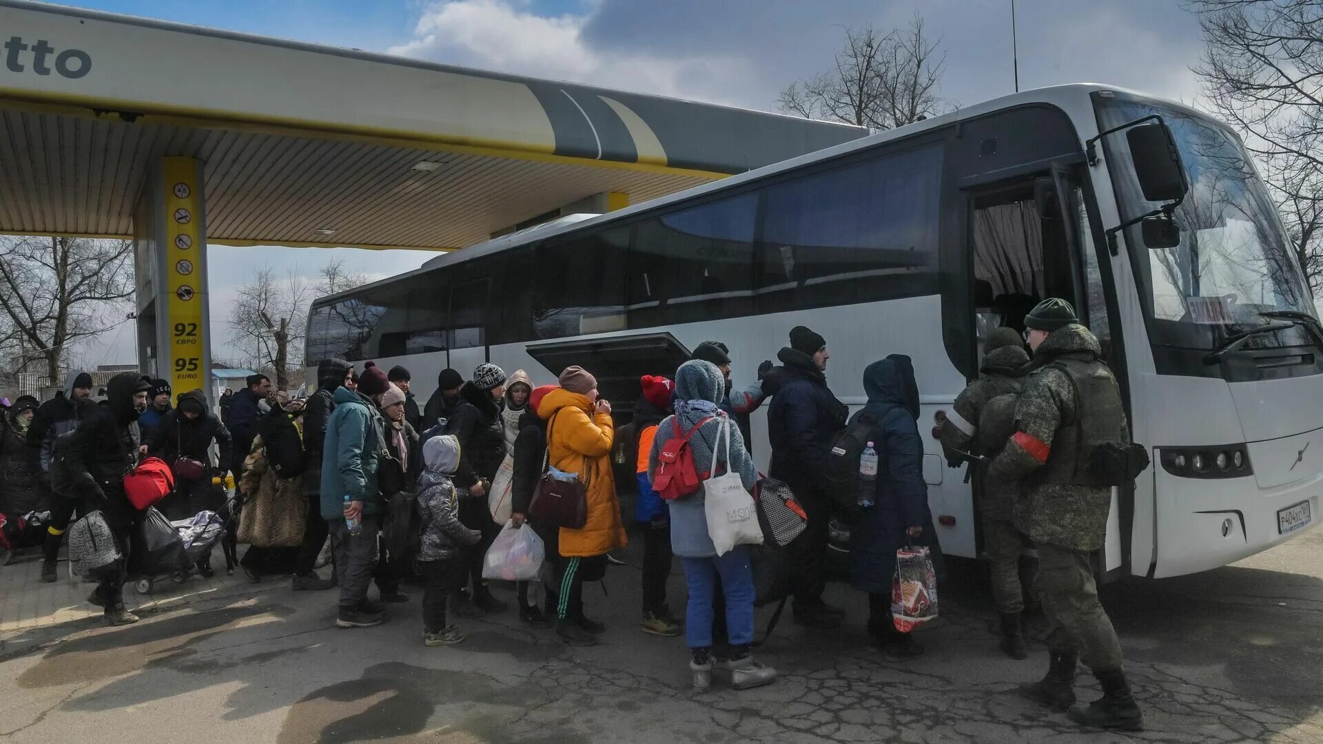 Где идет эвакуация. Эвакуация людей. Автобус с украинскими беженцами. Эвакуация населения Украина. Мариуполь эвакуация.
