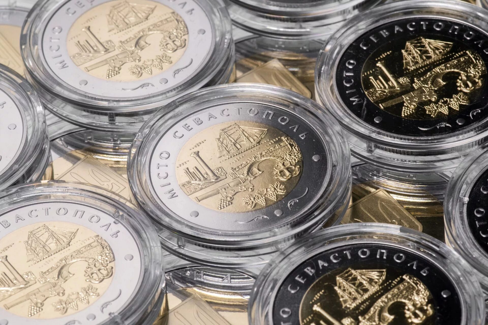 инвестиции в золото. монета золотая. монетка для выбора. монеты для инвестирования. монеты для инвестирования.
