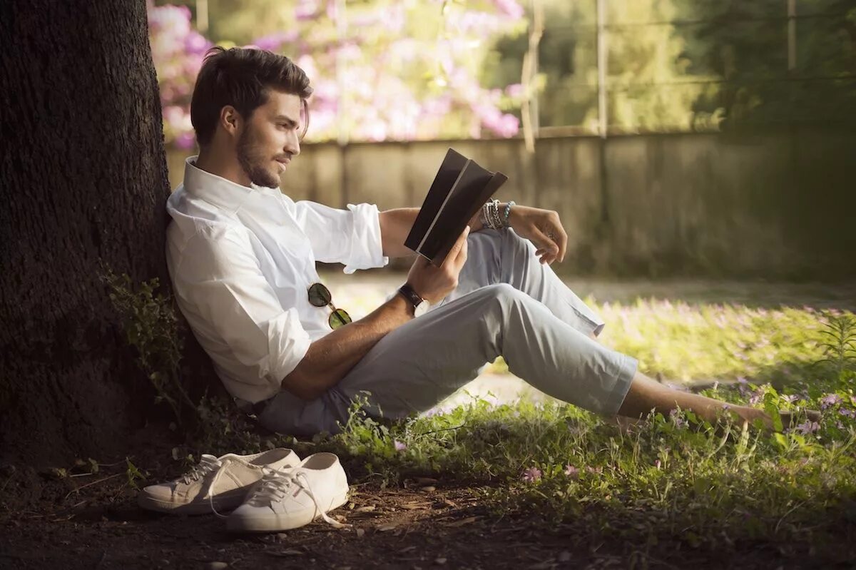 Мужчина с книгой. Парень с книгой. Мужская фотосессия на природе. Парень с книжкой