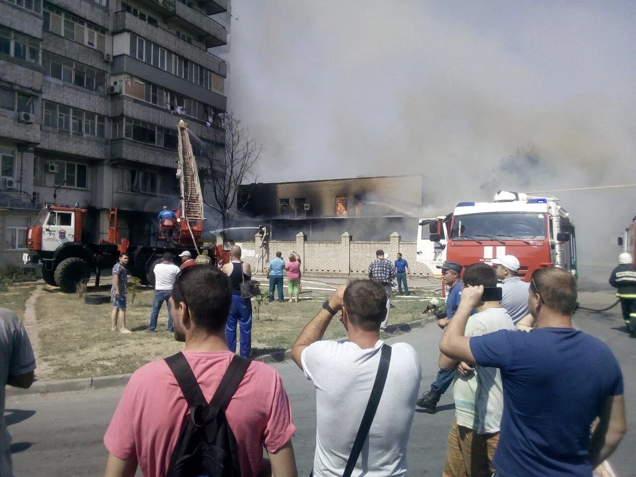 Что творится в таганроге. Пожар в Таганроге. Таганрог Морозова Таганрог пожарка. Огнеборец Таганрог. Пожар в Таганроге сейчас.