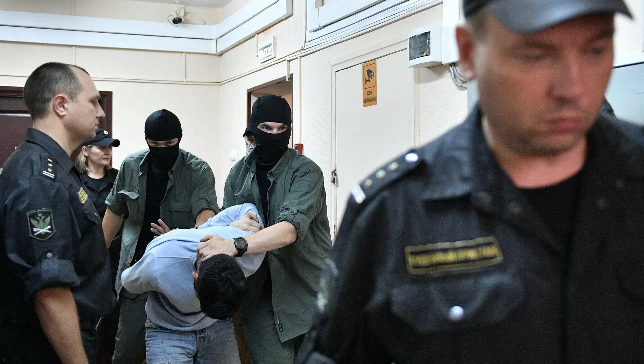 ОМОН задержание мигрантов. Таджики в Санкт-Петербурге. Спецслужбы таджикистана