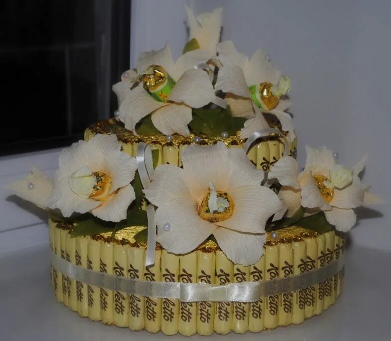 Подарок из цветов и конфет. Торт из конфет. подарок из конфет. тортик из конфет. торт из конфет своими руками.