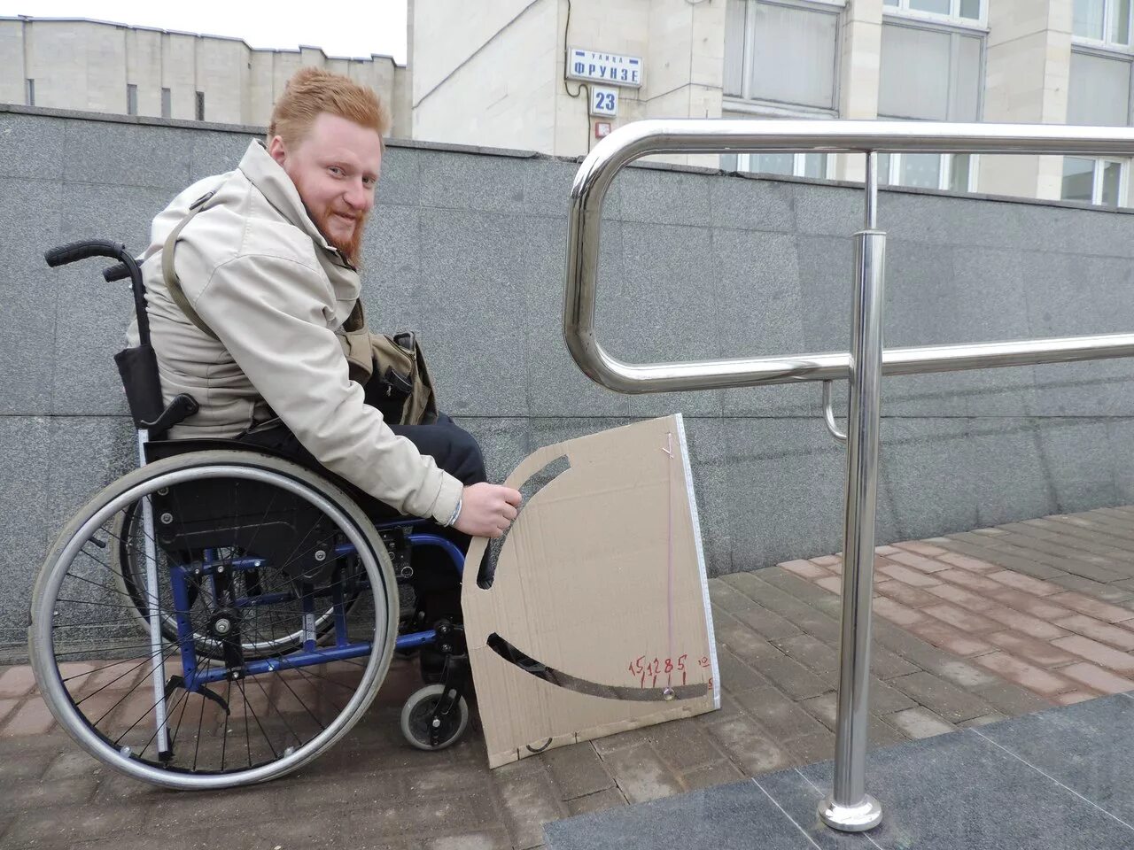 Каким то странным инвалидом. Скамейки для колясочников. Лавочки для инвалидов. Скамья для инвалидов. Такси для инвалидов колясочников.