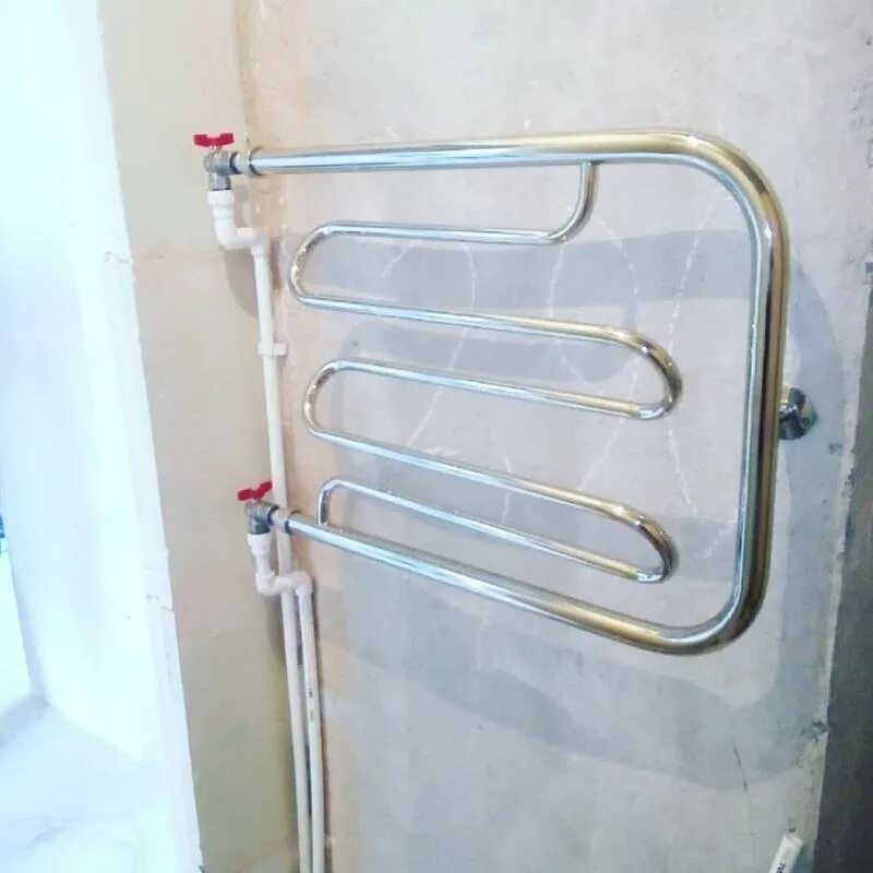 Полотенцесушитель от гребенки гвс. Тёплый пол водяной от полотенцесушителя схема подключения. Теплый пол в ванной от полотенцесушителя. Полотенцесушитель от водонагревателя. Теплый пол в ванной от полотенцесушителя.