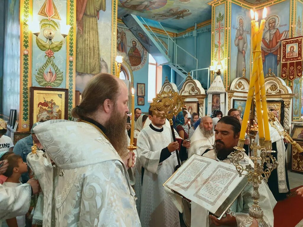 Кинешма храм преображение господне василий васильевич. Богослужение в храме преображения господня сургут. Игумен симеон краснокаменск. Одежда в храме на преображение. Посмотреть фото службы в храме преображения господня в тушино.