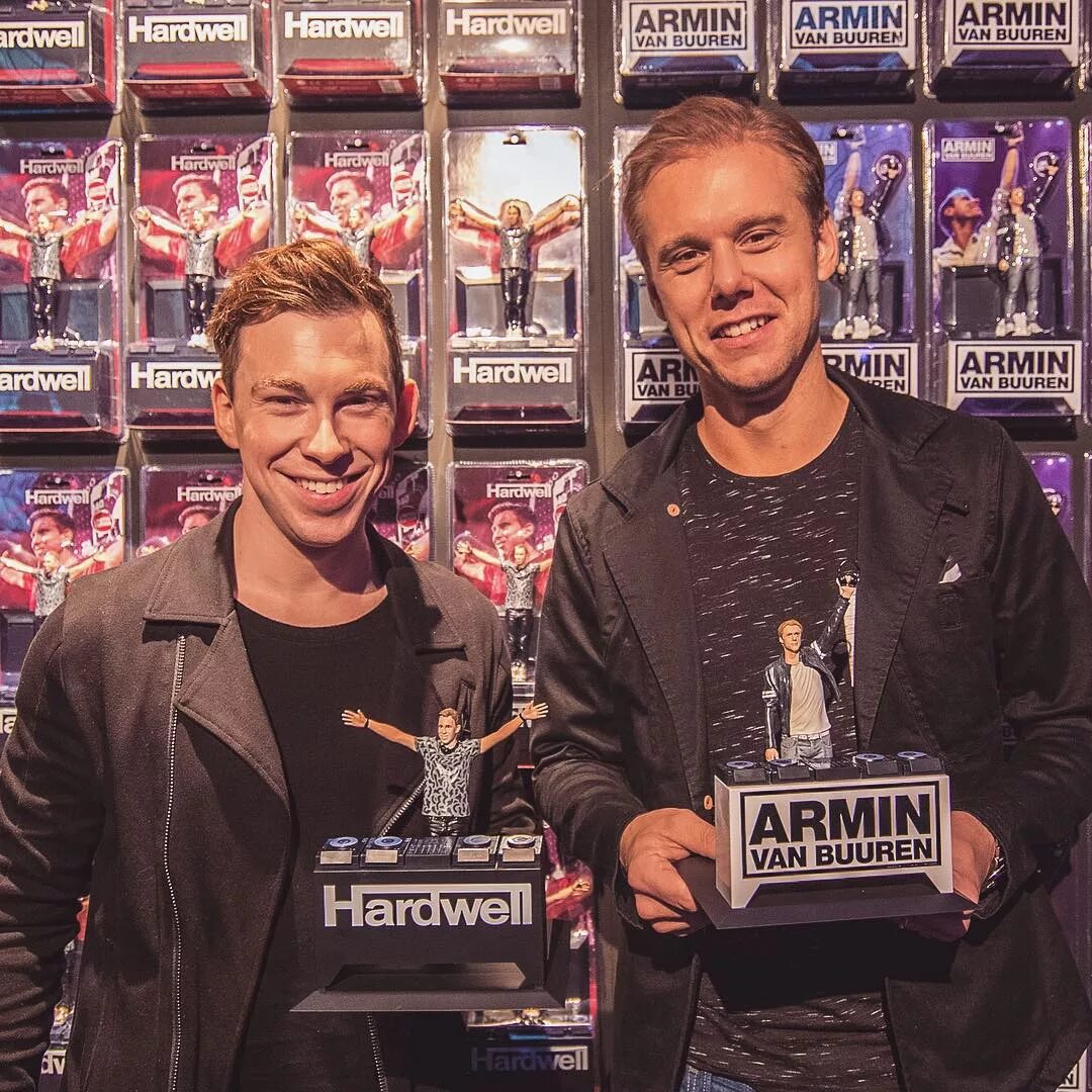 Hardwell follow the light. Армин ван бюрен рост. hardwell armin van buuren. hardwell armin van buuren off the hook. армин ван бюрен с братом.