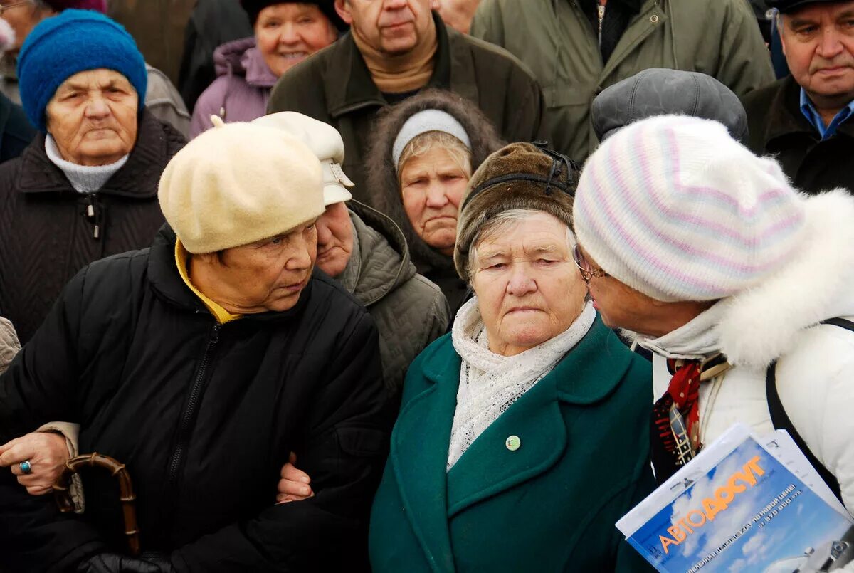 Пенсионеры. Российские пенсионеры. Пожилые люди в россии. Российские пенсионеры. Русские пенсионеры.