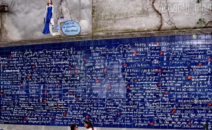 Париж стена любви на Монмартре. Стена я тебя люблю в Париже. Стена я тебя люблю на всех языках. Стена любви.