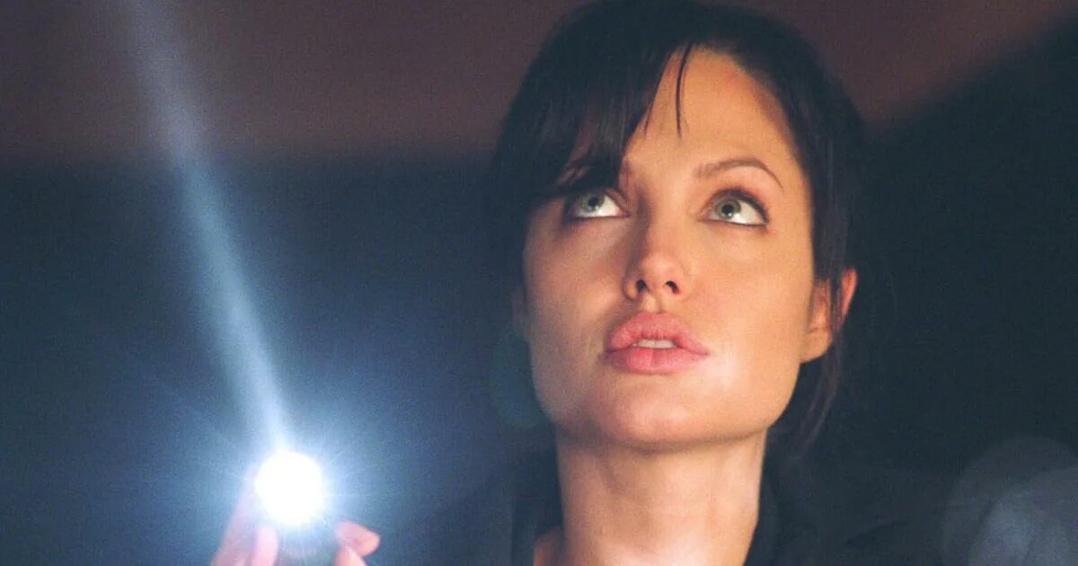 Забирая жизни 2. Анджелина Джоли забирая жизни. Angelina Jolie забирая жизни.