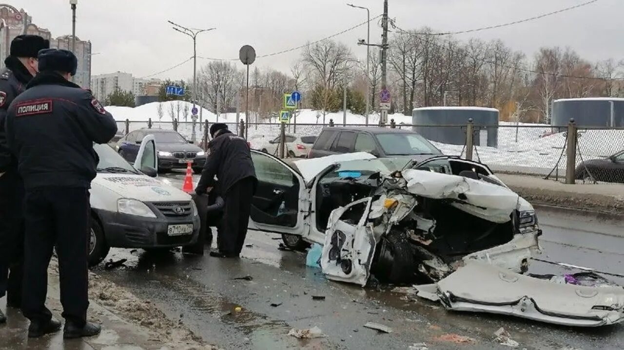 После аварии оказался. ДТП В Москве на Рублевском шоссе. Момент ДТП на Рублевском шоссе.