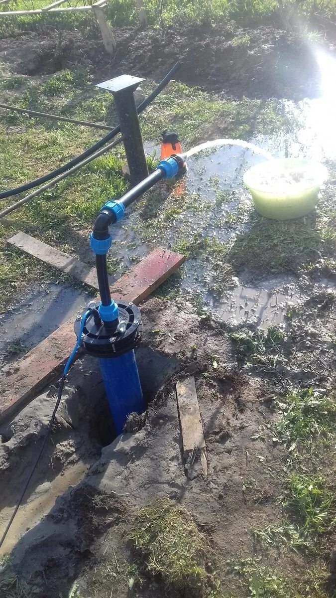 Бурение скважины воду давлением. Бурение скважин на воду. Бурение скважин. Промывка и прочистка скважин. Скважина на воду зимой.