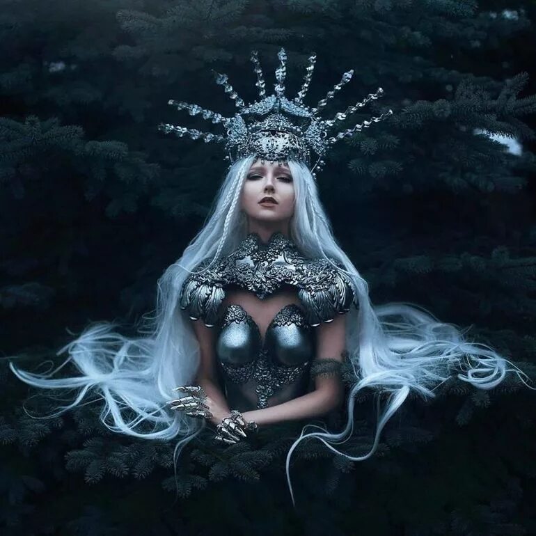 Сноу косплеер. Белоснежка дисней. Жасмин принцесса дисней. Герои сказок девушки. Таэна мерривезер.