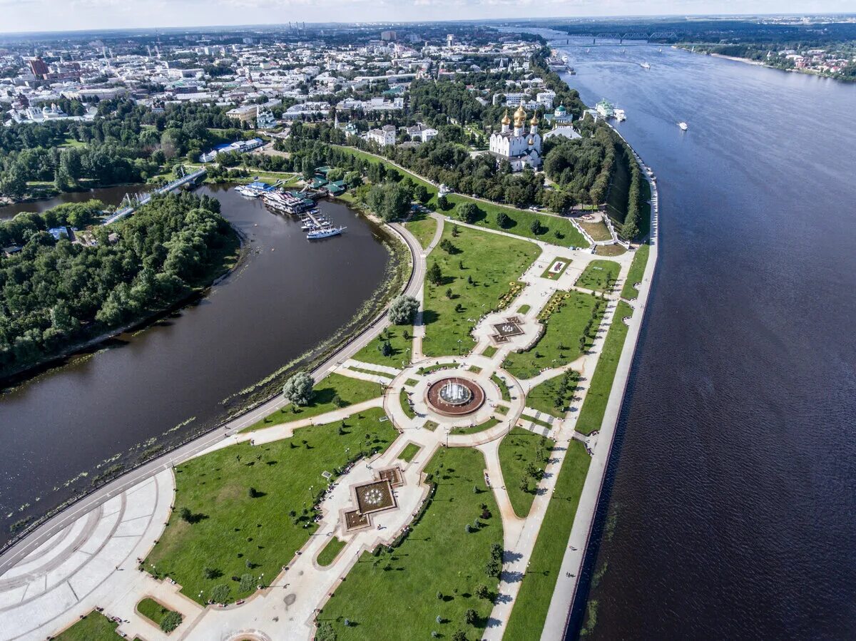 Волга парк Ярославль. Ярославль центр набережная. Стрелка Ярославль. Ярославль набережная слияние рек.
