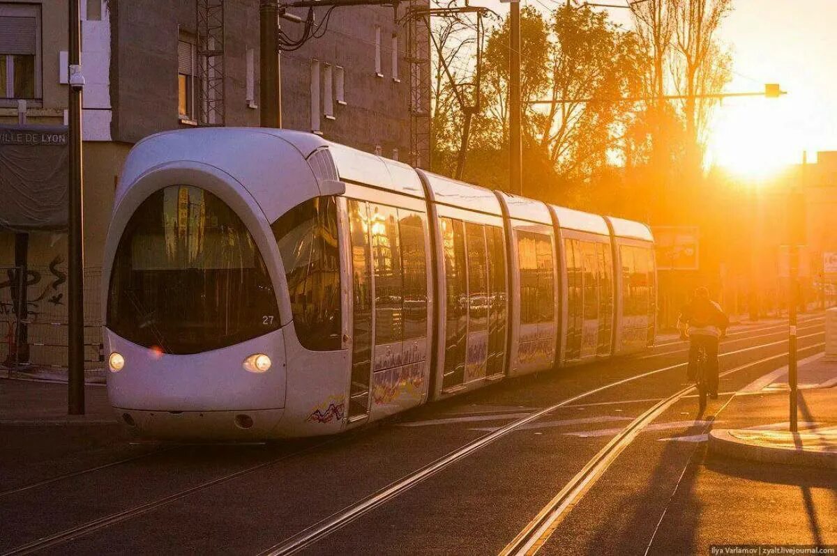 Транспорт. Люксембург общественный транспорт. Трамвай Лион. Городской пассажирский транспорт. Общественный транспорт в городе.