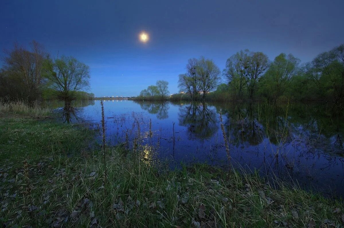 Тихо струится река серебристая. Весенний вечер. Тихого весеннего вечера. Весна тихий вечер. Вечер серебристая река.
