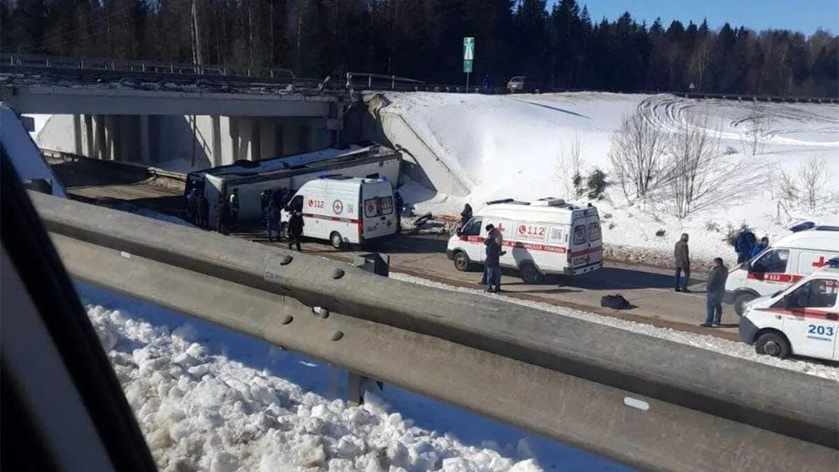 М 5 упал. Автобус Новорижское шоссе упал с моста. Авария автобуса в Московской области.