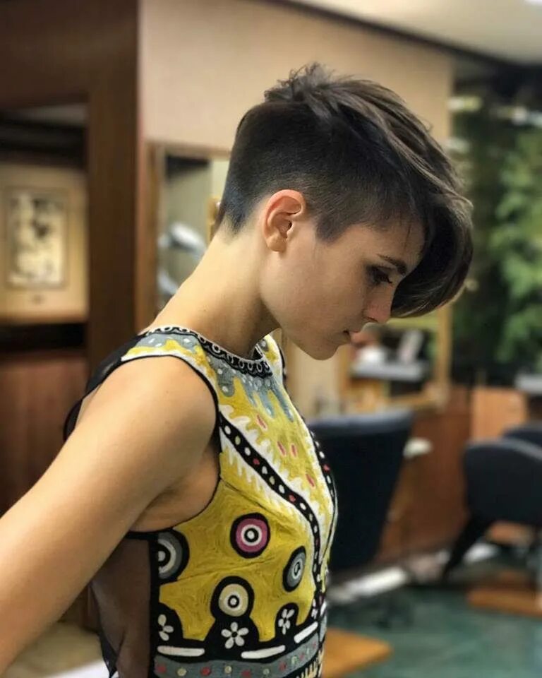 Стрижка под мальчика для девочки. Андреа дайк. Стрижка под мальчика для девочки. Стрижки томбой 2020. Боб гарсон 2022.