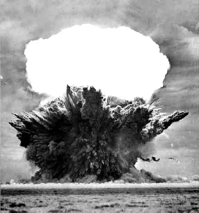Операция снежок. Тоцкий полигон взрыв атомной бомбы. Ядерный взрыв на Тоцком полигоне. Тоцкий полигон 1954 год ядерные испытания. Тоцкое испытание ядерного оружия.