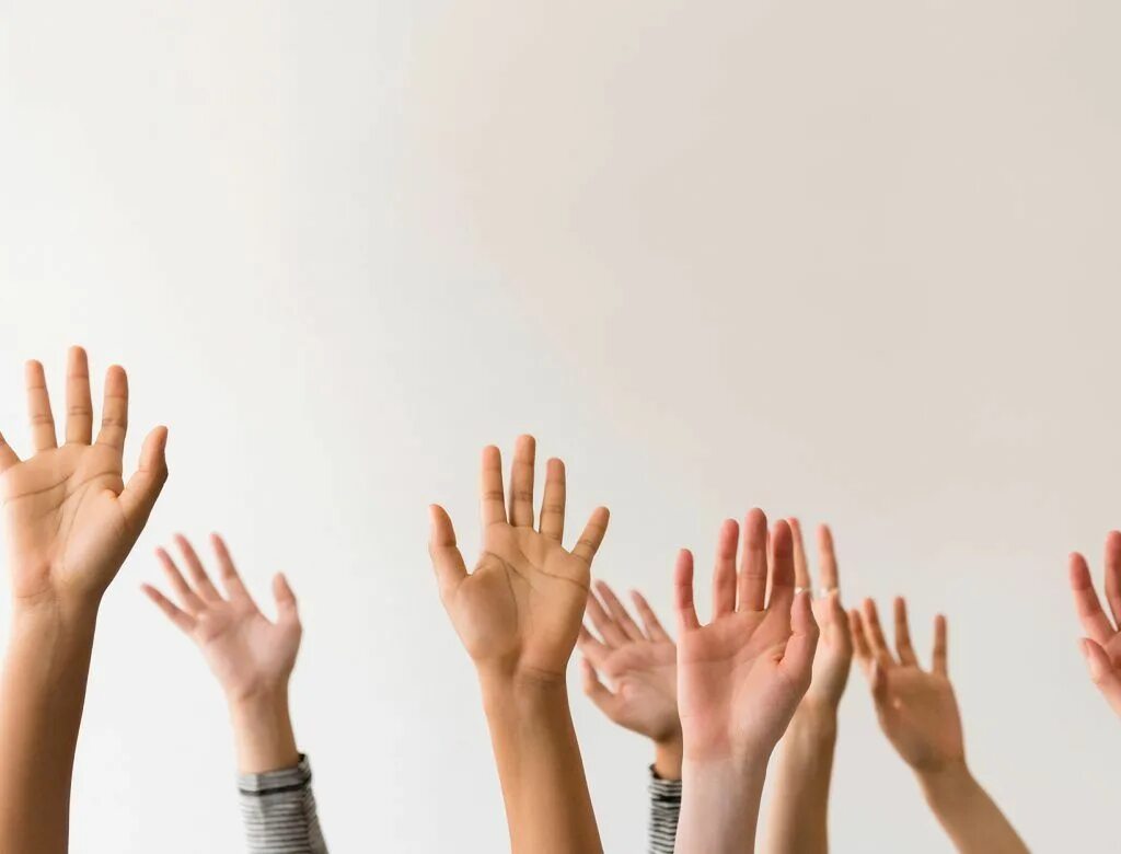 Рука тянется вверх. Raise your hand картинка. Raised hands перевод. Please raise your hand. Raised hands перевод.