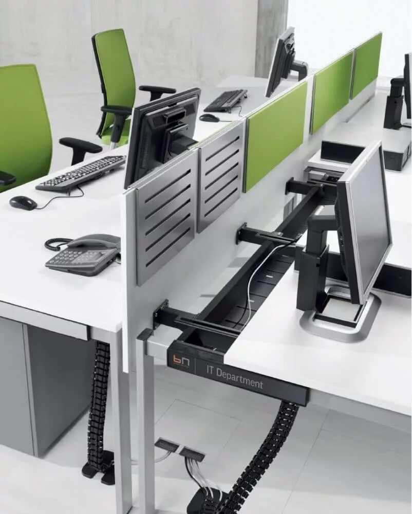 Рабочее место в офисе. Столы для компьютерного класса. Удобный офисный стол. Компьютерный стол с местом для проводов.