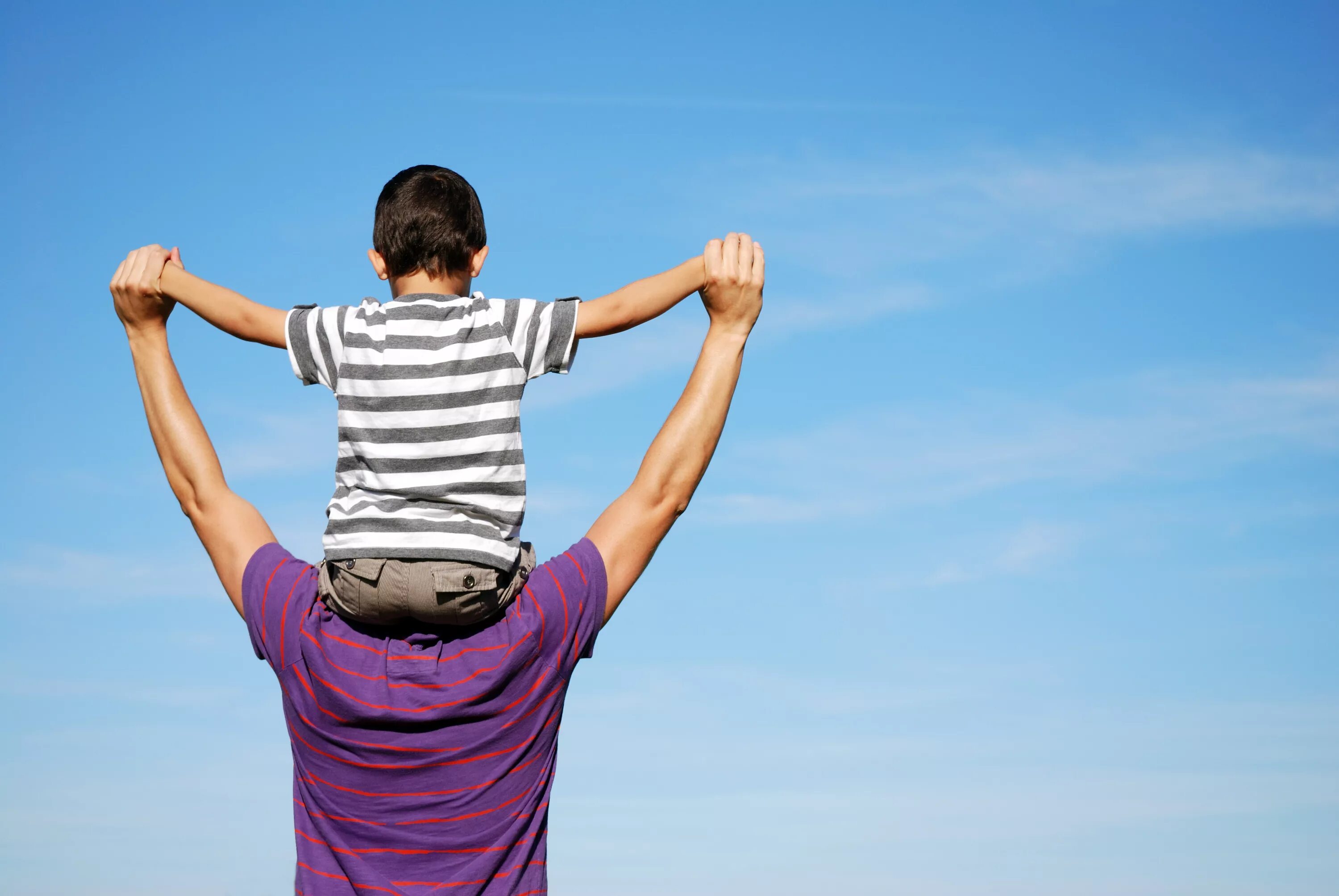 Daddy u. Ребенок на плечах. Ребёнок на плечах у папы. Ребенок на плечах спиной. Ребенок со спины.