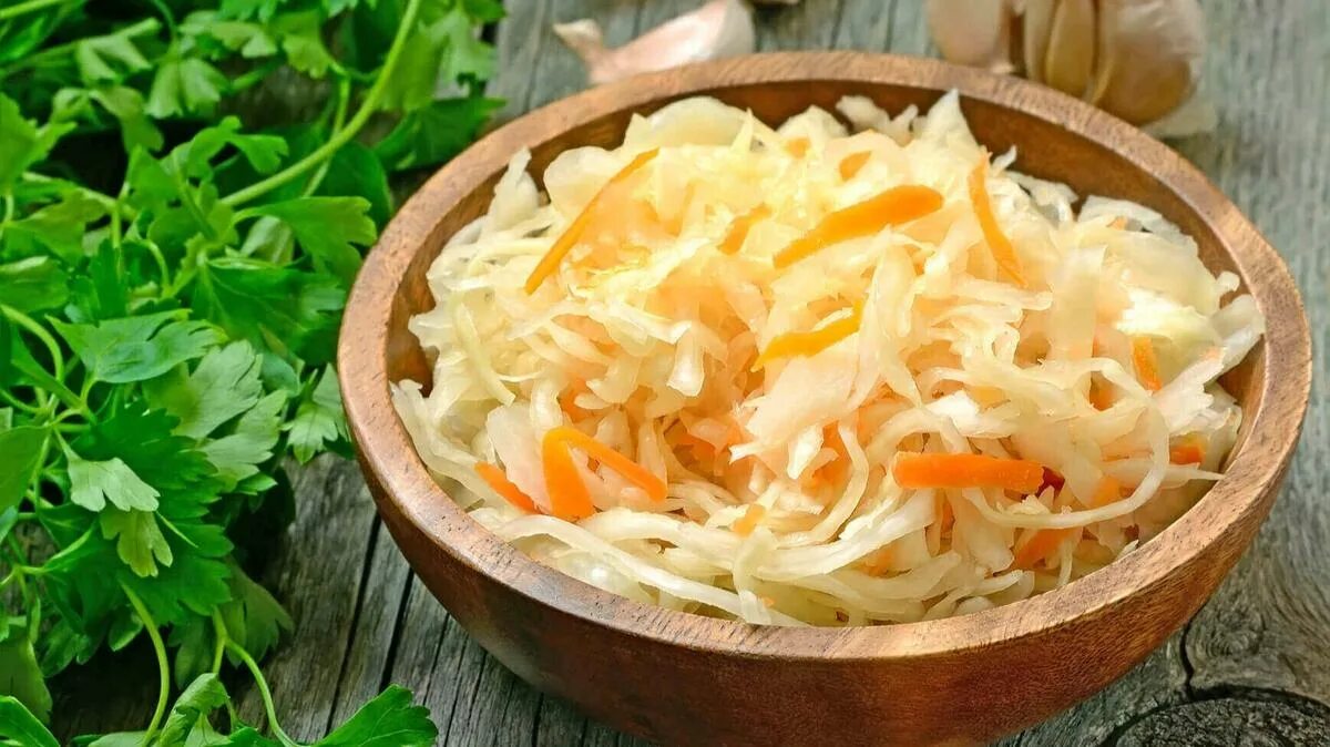 Почему капуста сопливая при квашении. Сыроедческая квашеная капуста. квашеная капуста бродич. красивая квашеная капуста. рн квашеной капусты.