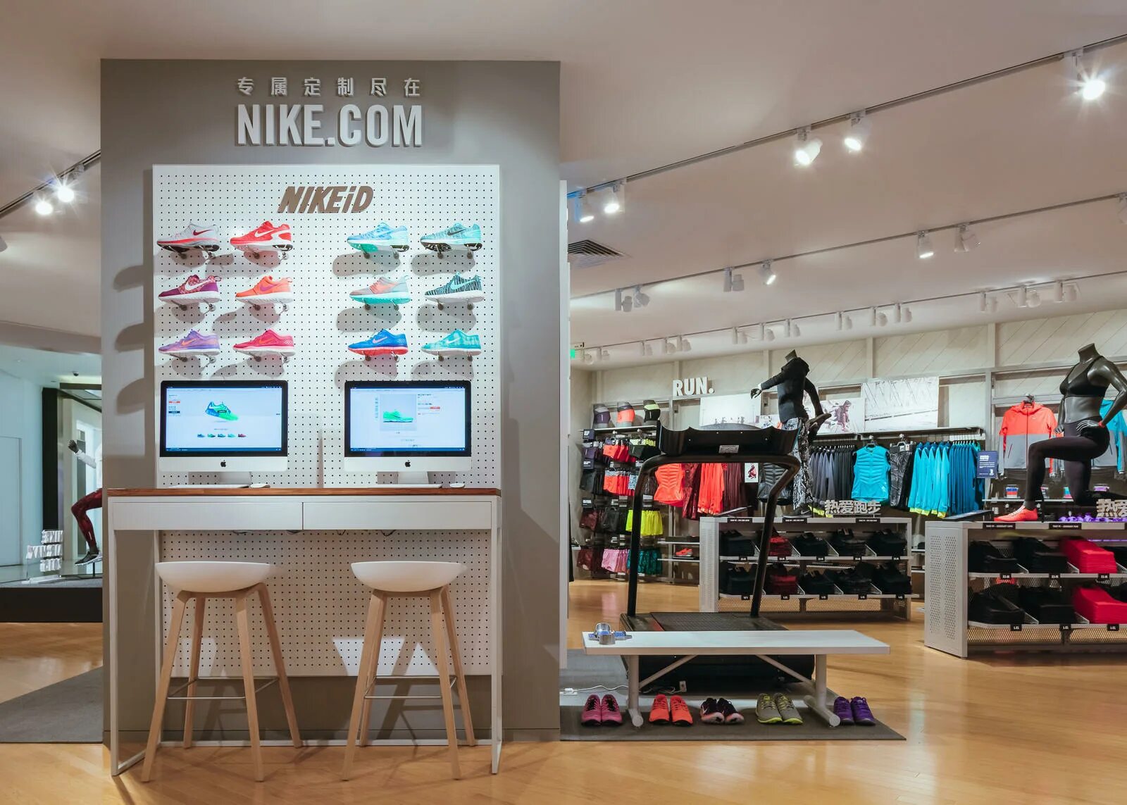 Магазины Nike в Шанхае. Nike магазин. Nike in Store. Дизайн магазина кроссовок.