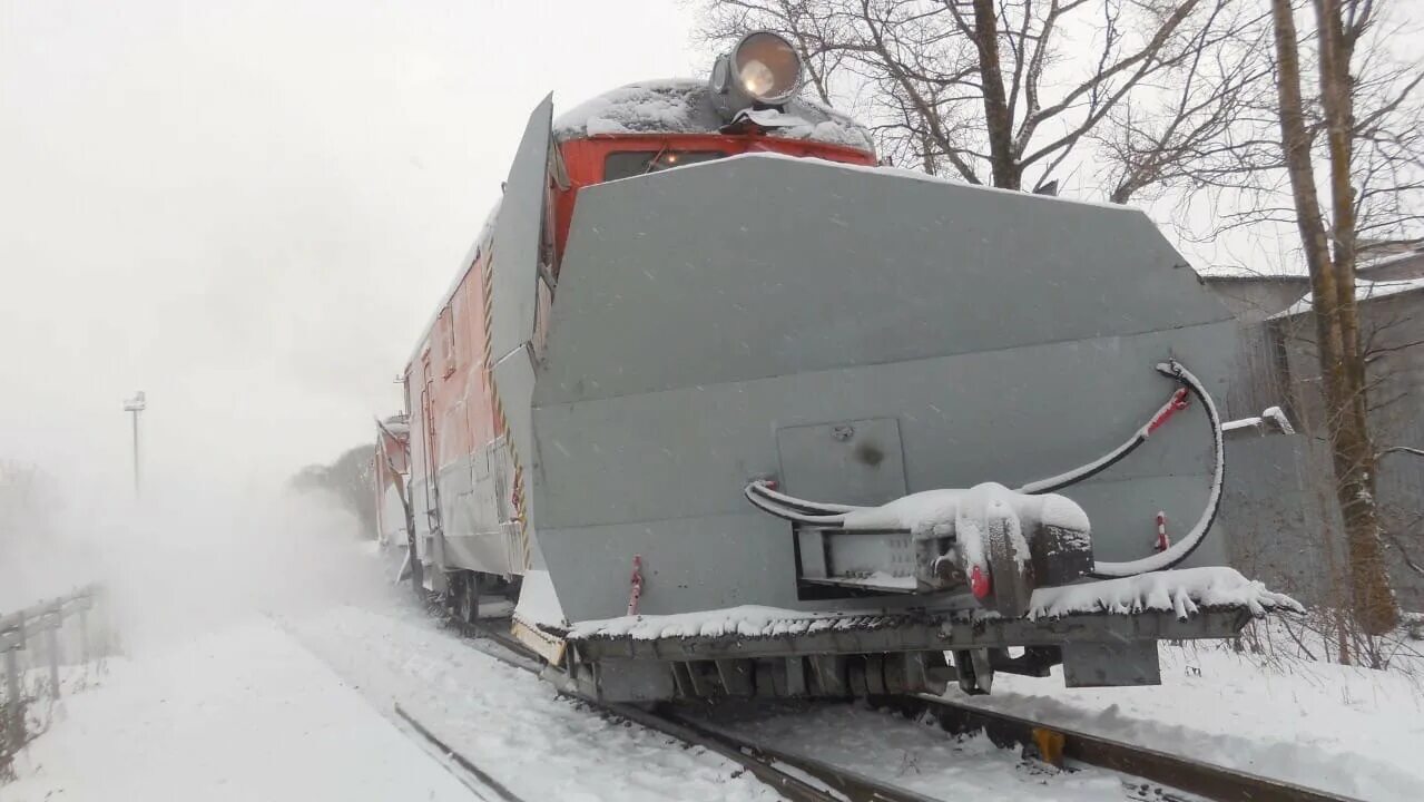 Движение поездов вологда. Снегоборьба на железной дороге. Приколы со снегом железнодорожники. Снегоборьба на Приволжской.