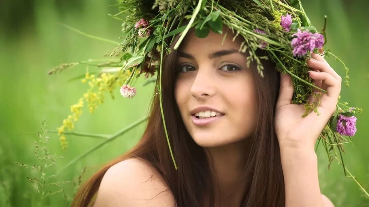 Женщины природной красоты. Женщины природной красоты. Девушка в венке. Красота женщины. Женщины природной красоты.