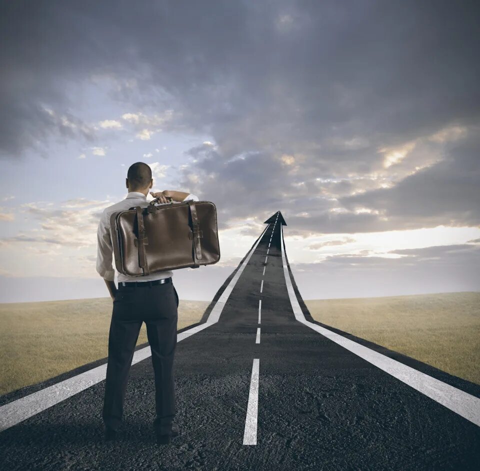 Девушка на дороге. Навстречу выбрать. Стремление к новым целям. Навстречу выбрать. Девочка идет по дороге.