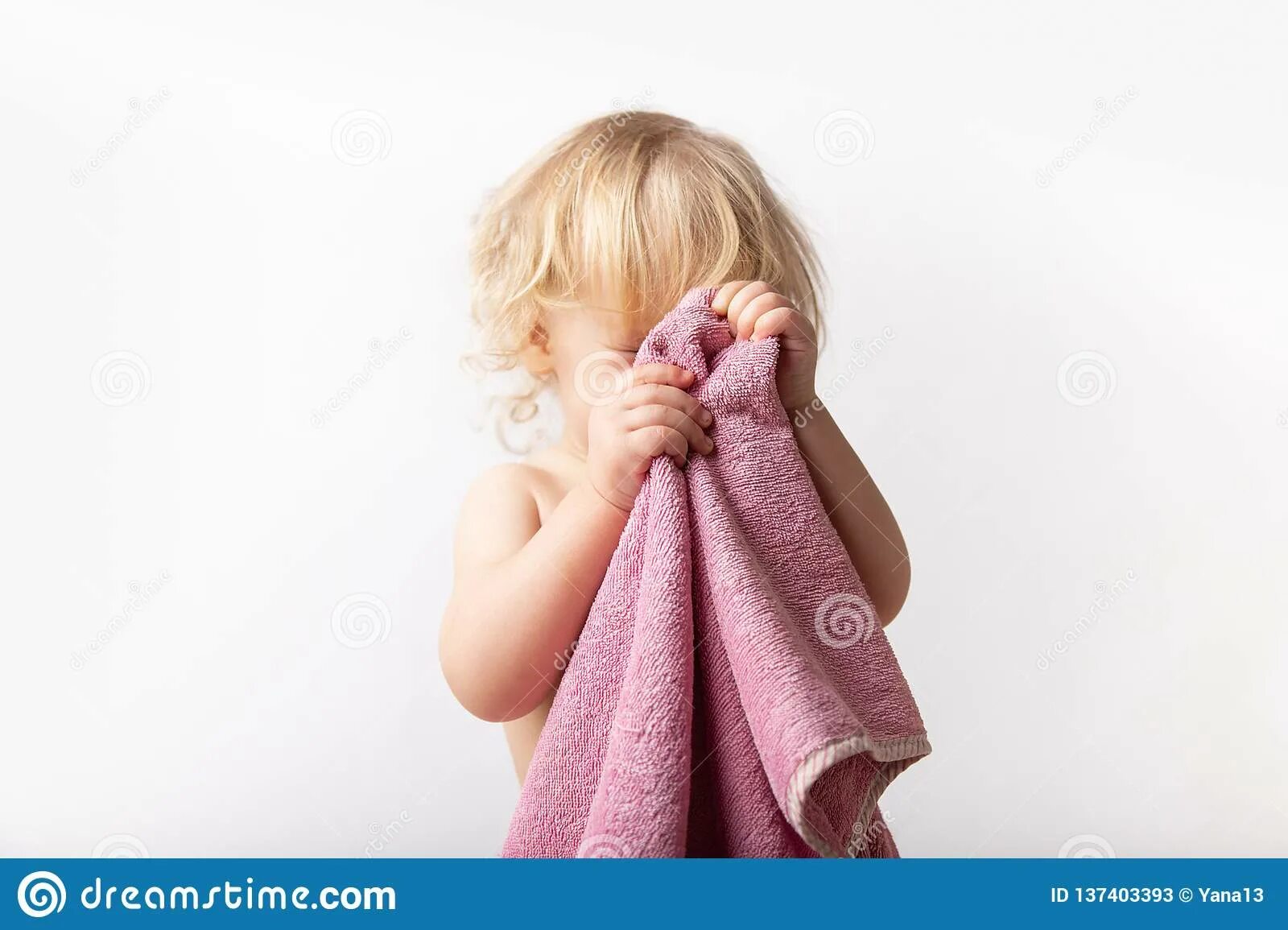Вытираться полотенцем. Дети вытирают руки. Детки вытираются полотенцем. Девочка вытирает лицо полотенцем. Чужим полотенцем