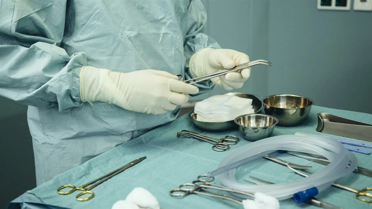 подготовка хирургических инструментов к операции. стерилизация мед инструментов. хирургические инструменты для пластической хирургии. хирургические инструменты операционный стол. ретрактор хирургический инструмент.