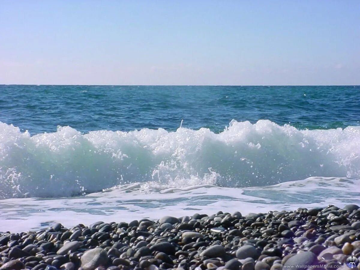 Нудийский пляж сочи. Ситжес волны морской Прибой. Морской Прибой Сочи. Черное море Прибой. Волны черного моря в Сочи.