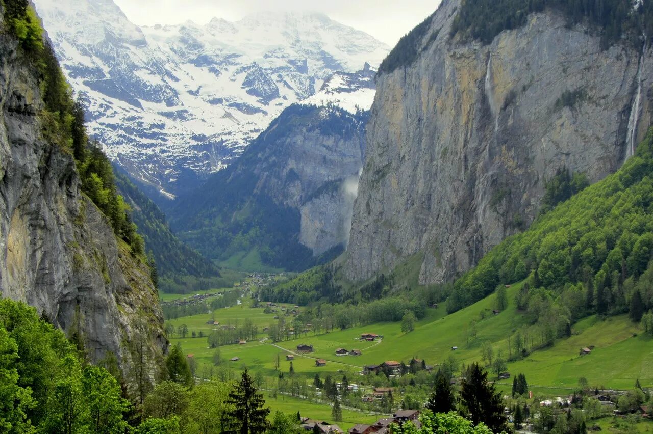 Долина в горах 5 букв. Долина Лаутербруннен Швейцария. Долина водопадов Швейцария Лаутербруннен. Долина 72 водопадов Лаутербруннен Швейцария. Интерлакен Долина водопадов.