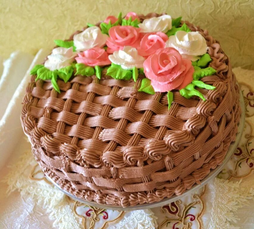 День рождения женщине в домашних условиях. Украшение торта корзинка. Масляный торт. Торты с мамлянитстым кремом. Масляный крем для украшения.