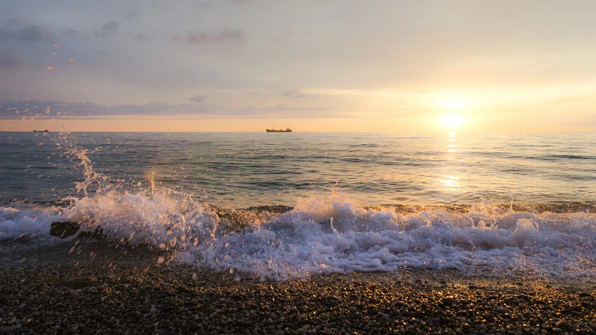 Солнечные дни в крыму. Прибой Мисхор. Морской Прибой Сочи. Морской Прибой Евпатория. Ялта Маяк черное море.