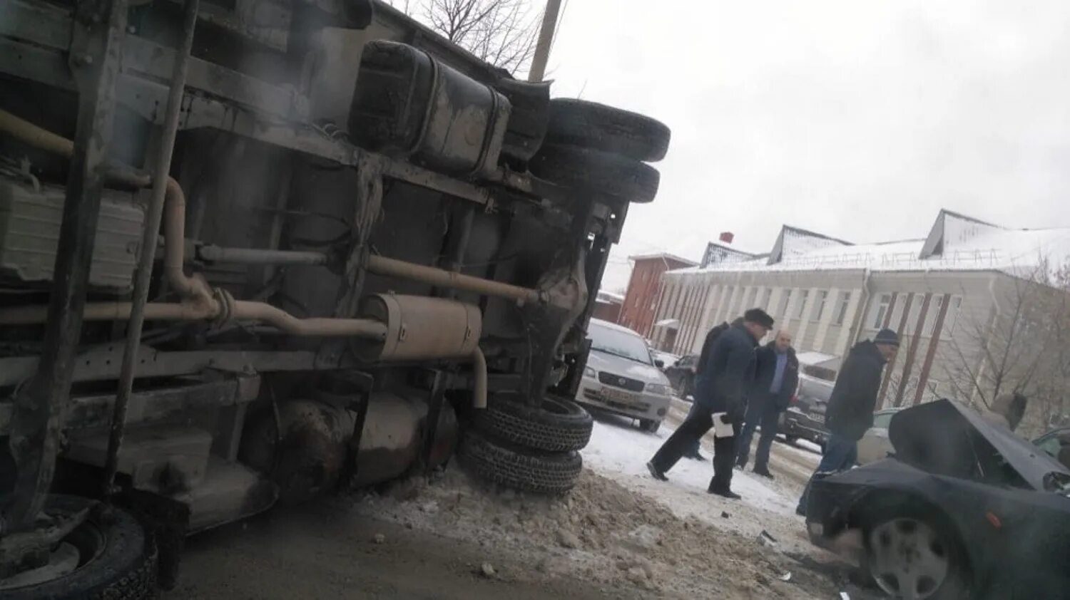 Грузовичок упал на.бок. Грузовик самосвал упал на бок. Завалиться набок