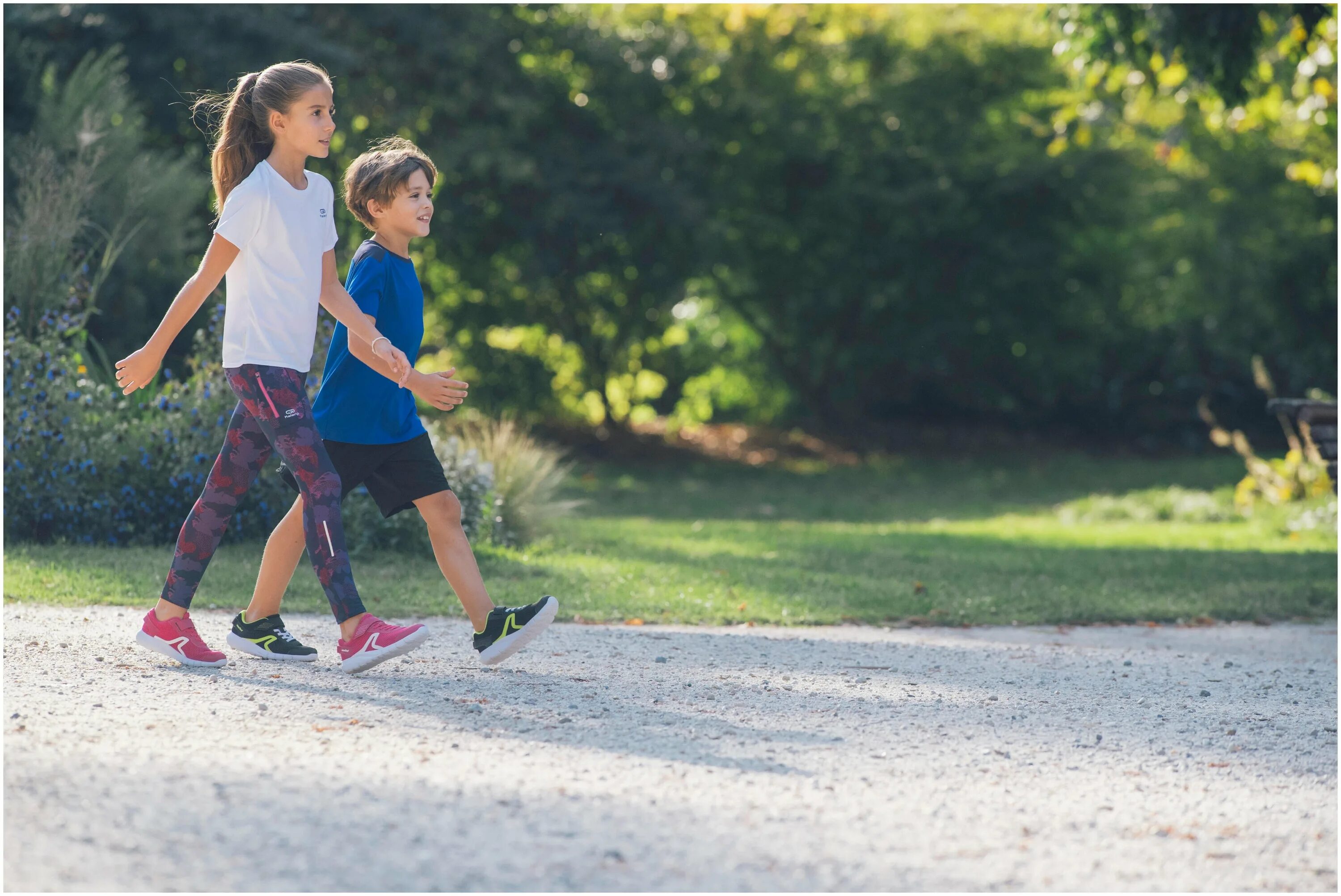 детей походкой. первые шаги ребенка. детей походкой. прогулка с маленьким ребенком. ходьба дошкольников.