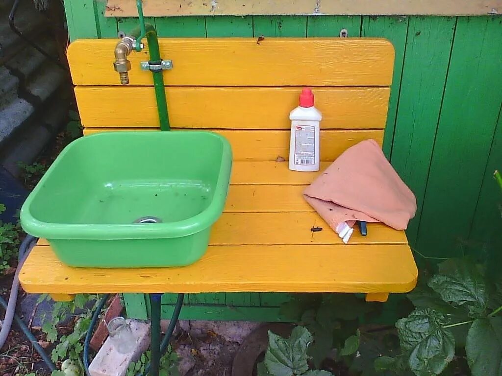 Как сделать рукомойник. Раковина для дачи. Раковина для дачи. Уличная мойка для дачи. Дачный умывальник из канистры.