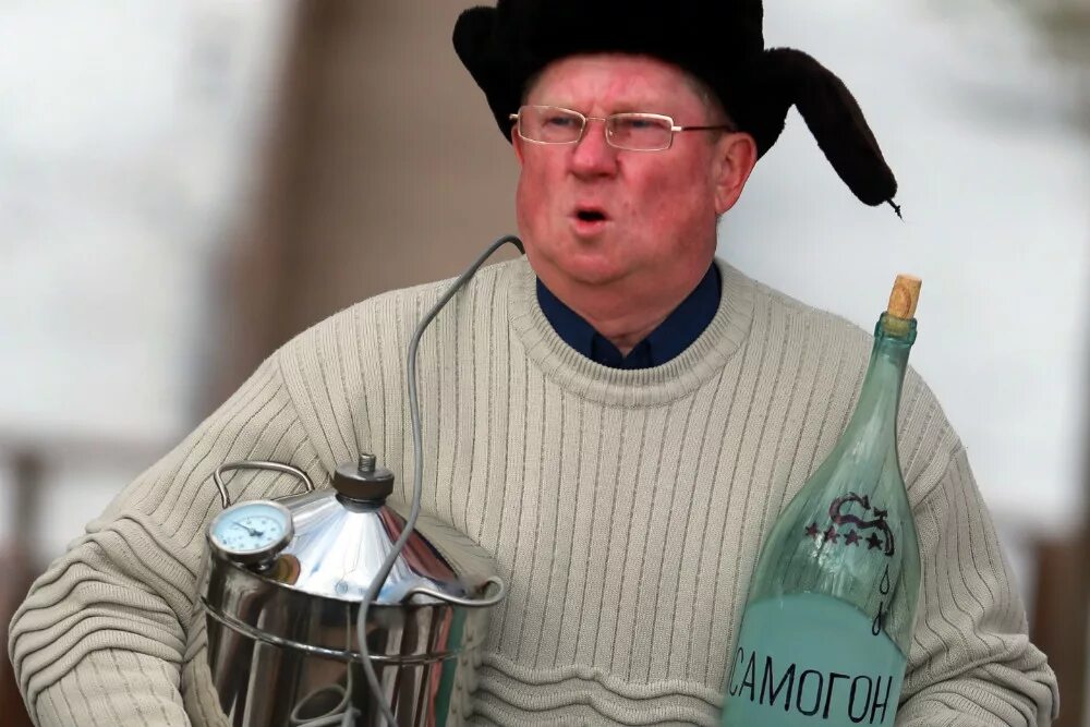 бутыль самогона. выпьем самогон. выпьем самогон. выпьем самогон. самогон ждет.